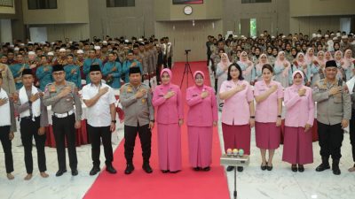 Kapolda Jawa Timur Irjen Pol Dr Toni Harmanto,M.H yang didampingi Ketua Pengurus Daerah ( PD ) Bhayangkari Jawa Timur Ny. Yesika Toni Harmanto resmi membuka gelaran Festival Sholawat dan Hadrah