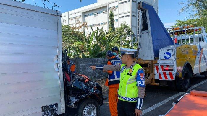 Anggota Satuan PJR Ditlantas Polda Jatim melakukan olah TKP di lokasi insiden mobil boks bernopol L-9735-VV yang menghantam bodi belakang truk tronton di ruas Tol Gunungsari-Waru, KM 14.600/A, Sabtu (1/7/2023) siang.
