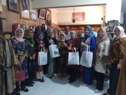 Istri Gubernur BI ke Namira, Lihat Proses Pembuatan Ecoprint