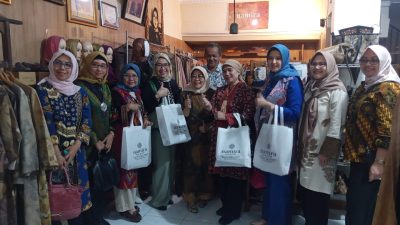 Istri Gubernur BI ke Namira, Lihat Proses Pembuatan Ecoprint