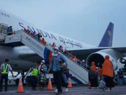 Jamaah Haji Kloter Pertama Tiba di Debarkasi Surabaya Dengan Selamat di Bandara Udara Juanda