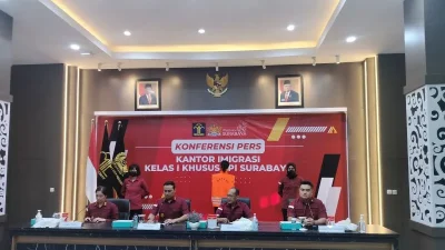 Petugas Imigrasi Surabaya sedang melakukan konferensi pers terkait penangkapan WNA Tiongkok yang menjadi joki tes bahasa Inggris, Rabu (5/7/2023). Surabayahebat.com