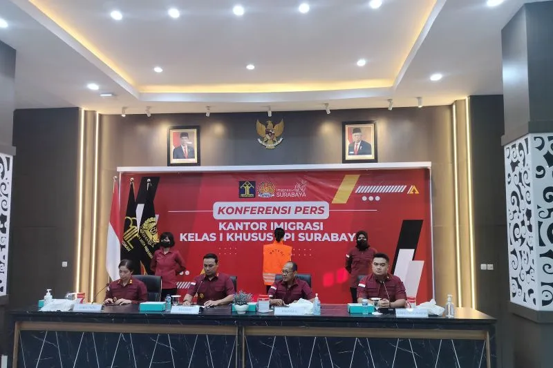 Petugas Imigrasi Surabaya sedang melakukan konferensi pers terkait penangkapan WNA Tiongkok yang menjadi joki tes bahasa Inggris, Rabu (5/7/2023). Surabayahebat.com