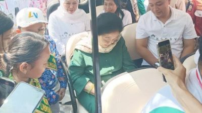 Para siswa berbincang dengan Presiden Kelima RI Prof Dr (HC) Megawati Soekarnoputri di sela meresmikan Kebun Raya Mangrove (KRM) Surabaya, di kawasan Gunung Anyar, Rabu (26/7/2023).