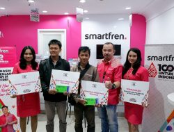Hari Pelanggan Nasional, Smartfren Berikan Smartphone untuk Pelanggan Setia di Surabaya