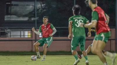 Yan Victor dalam sesi latihan game. (Persebaya)