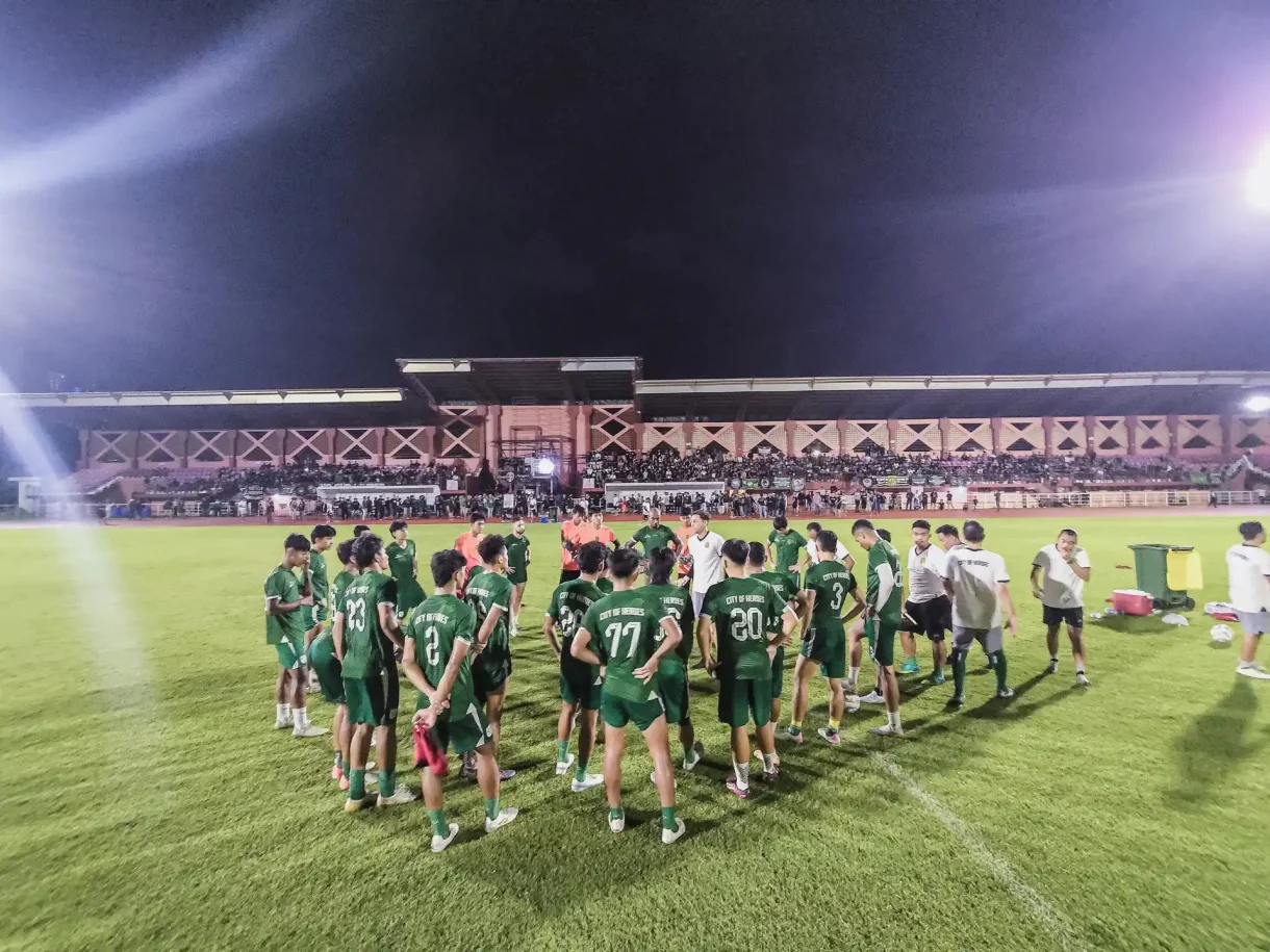 Bonek memenuhi tribun Lapangan Thor saat memberikan dukungan kepada Bruno Moreira dkk malam ini. (Persebaya)
