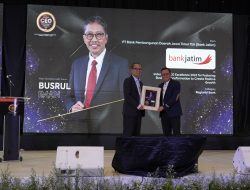 Menutup Tahun 2024 dengan Gemilang, Dirut Bank Jatim Raih Penghargaan dari Warta Ekonomi