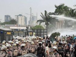 Demo di Gedung DPR Memanas, Polisi Pukul Mundur Massa, Lalu Lintas Dialihkan.