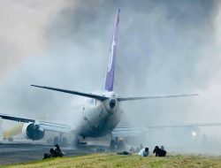 Simulasi Kecelakaan Pesawat di Bandara Juanda Uji Kesiapsiagaan Hadapi Darurat.