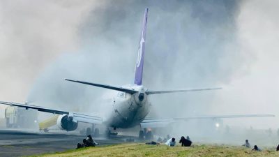 Simulasi Kecelakaan Pesawat di Bandara Juanda Uji Kesiapsiagaan Hadapi Darurat.