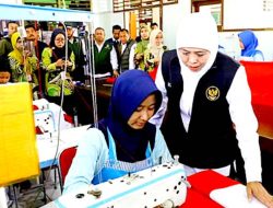 Gubernur Khofifah Pimpin Pelajar Jatim Jahit Bendera Merah Putih Terpanjang