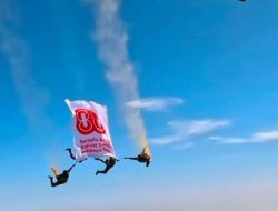 Aksi Heroik Kopassus Kibarkan Spanduk HUT ke-80 RI di Atas Awan