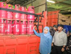 Khofifah Kirim Bantuan Logistik KRI Surabaya Atasi Lonjakan Harga Bawean.