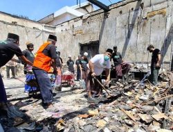 Ratusan Gus dan Santri Bersihkan Puing Kebakaran Gedung Grahadi