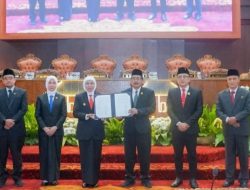 Pemprov dan DPRD Jatim Sepakati P-APBD 2025, Fokus Pendidikan, Kesehatan, dan Pengentasan Kemiskinan