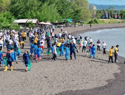 Peringati Hari Bersih-Bersih Sedunia, Pemkab Banyuwangi dan Ratusan Warga Gelar Aksi Bersih Pantai Seranite