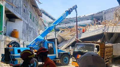 Tim SAR Gunakan Alat Berat Evakuasi Korban Ambruknya Ponpes Al-Khoziny Sidoarjo