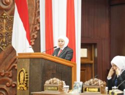 Khofifah Pimpin Doa Bersama di Paripurna DPRD Jatim untuk Korban Musala Ponpes Al-Khoziny Sidoarjo