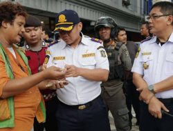 Dishub Surabaya Tindak Jukir Nakal dan Kendaraan Parkir Sembarangan di Basuki Rahmat–Embong Malang