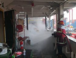 Kapal Peti Kemas Verizon Terbakar di Pelabuhan Tanjung Perak Surabaya