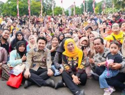 Warga Jawa Timur Padati Grahadi Sambut Kedatangan Valen Juara D’Academy 7