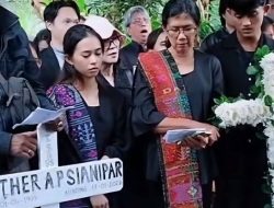 Jenazah Pramugari ATR 42-500 Esther Aprilita Sianipar Dimakamkan di Bogor