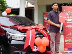 Telkomsel Serahkan Hadiah Utama Mobil Undi-Undi Hepi kepada Pelanggan Setia di Probolinggo