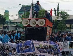 Mahasiswa Jatim Gelar Aksi ‘De(ad)mokrasi II’, Bawa 5 Tuntutan Nasional ke DPRD Jatim