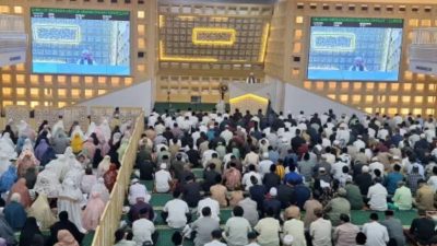 Ribuan Warga Surabaya Tunaikan Salat Id di Islamic Center Jatim