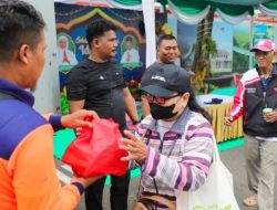 Ribuan Warga Terima Sembako saat Open House Lebaran di Grahadi Surabaya