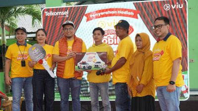 Warga Mantup Lamongan Dapat Hadiah Mobil dari Viu & Telkomsel, Diarak Meriah dengan Tradisi Lokal