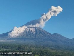 Semeru Kembali Erupsi, Awan Panas Guguran Capai Jarak 3,5 Kilometer