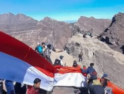 Ratusan Pendaki Kibarkan Merah Putih Sepanjang 81 Meter di Puncak Gunung Raung
