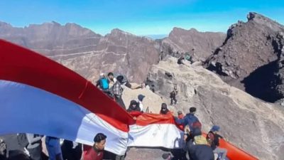Ratusan Pendaki Kibarkan Merah Putih Sepanjang 81 Meter di Puncak Gunung Raung